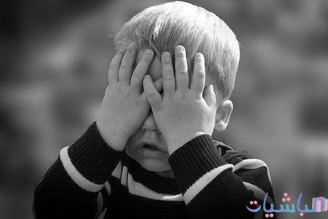 كيف يؤثر اللوم والإهمال في الطفولة على لوم النفس وجلد الذات بعد البلوغ؟